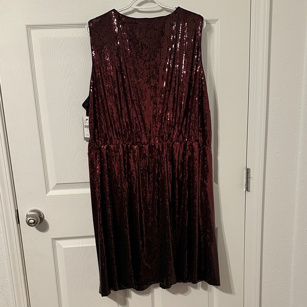 Elegant Sleeveless Burgundy Sequin Dress - Picture 3 of 4